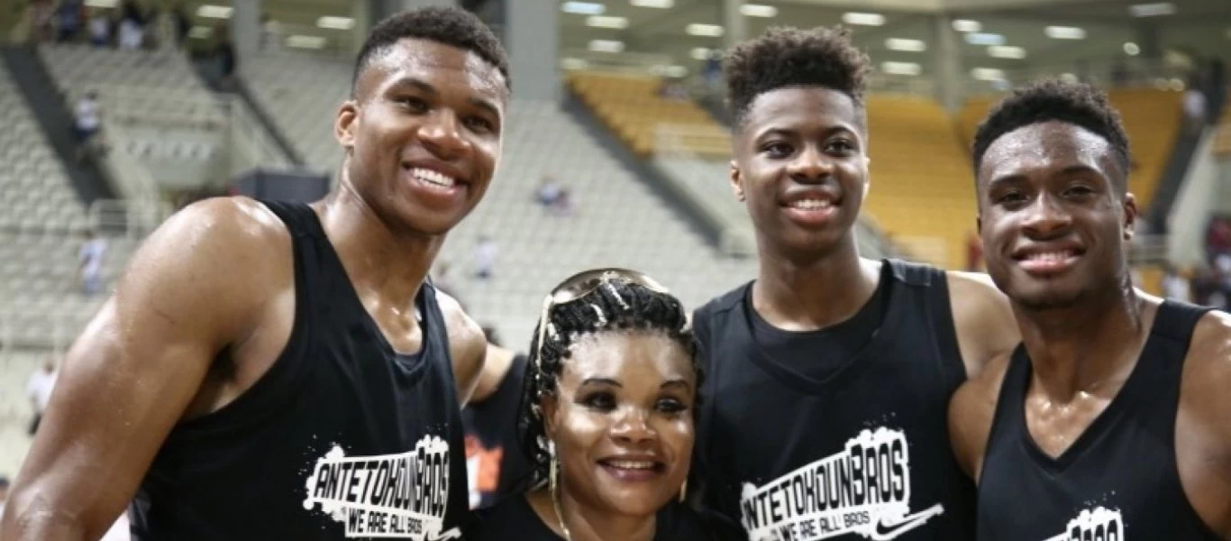 Οικογένεια Αντετοκούνμπο: «Μένουμε σπίτι για να κάνουμε το έργο των ηρώων μας πιο εύκολο»